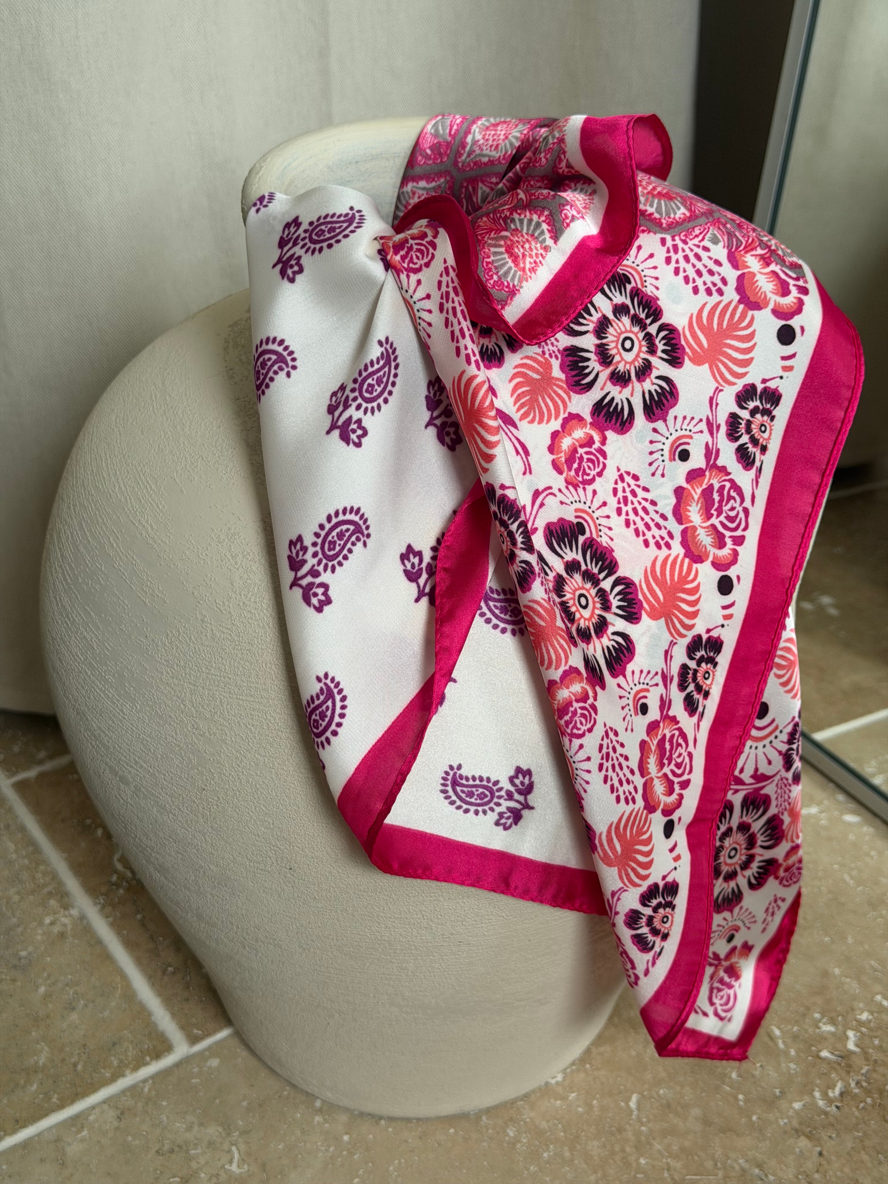 Petit carré imprimé 70*70cm - Rose