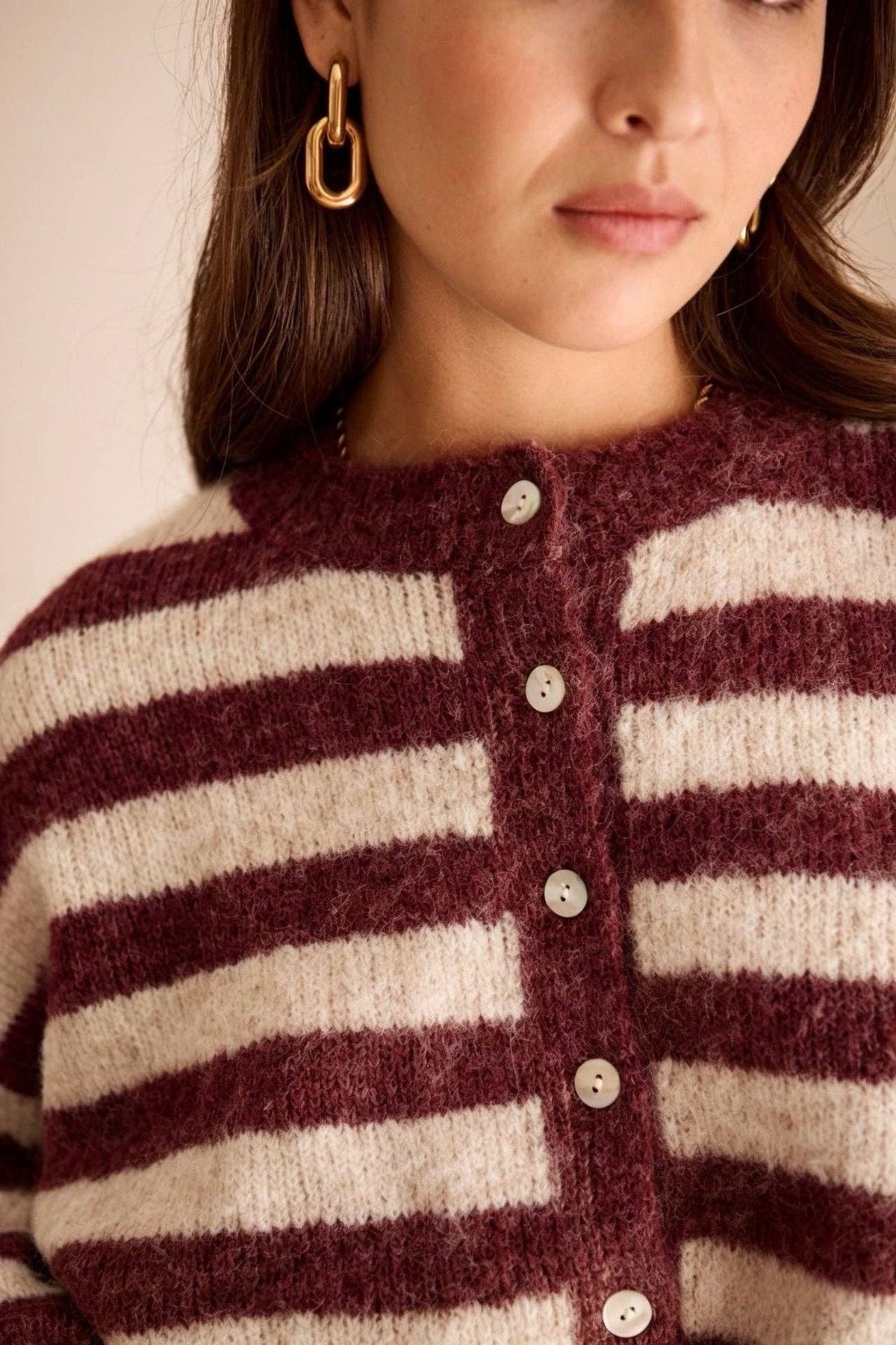 Cardigan à rayures bordeaux et beige
