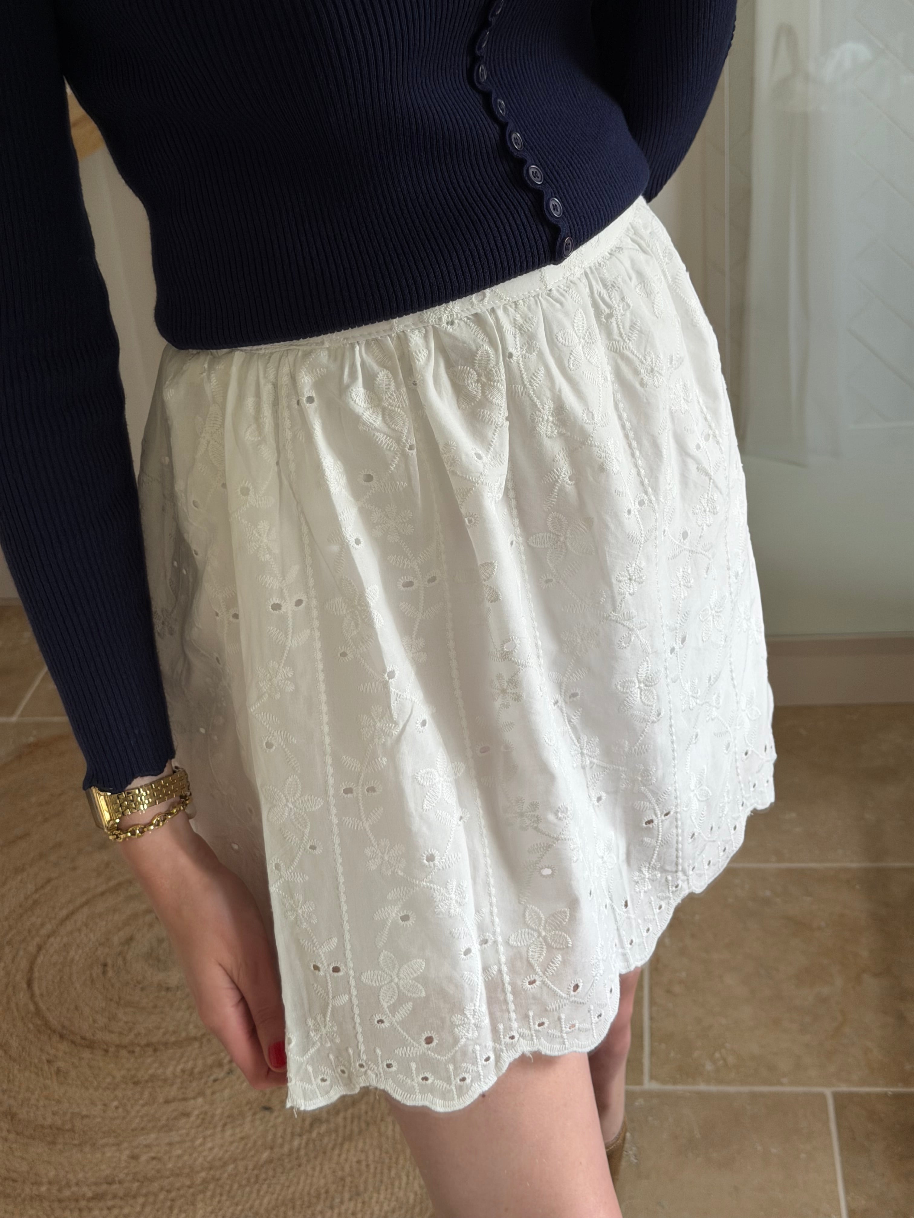 Jupe courte en broderie anglaise – Taille élastiquée et finition festonnée