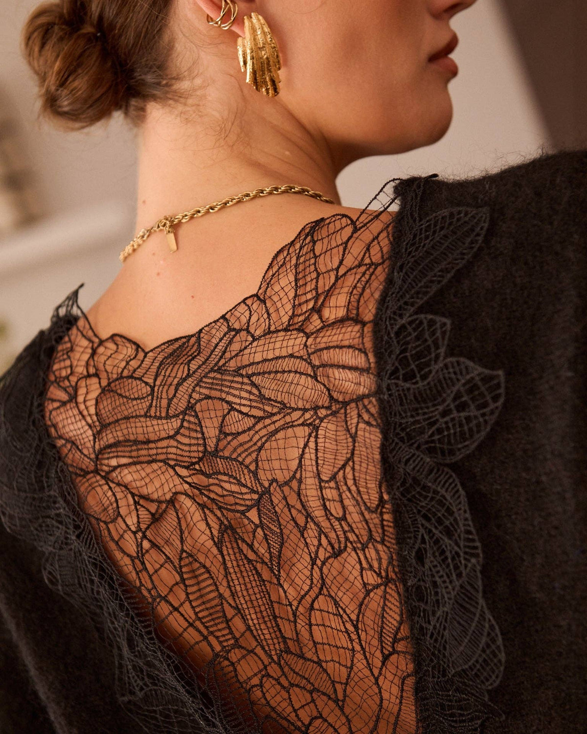 Pull noir décolleté dos