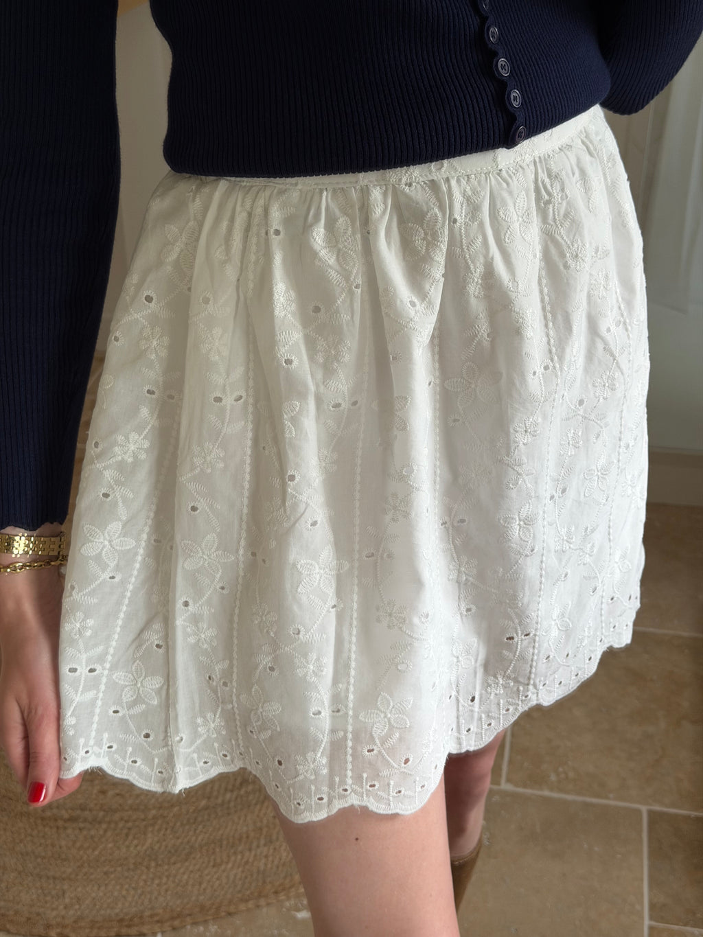 Jupe courte en broderie anglaise – Taille élastiquée et finition festonnée