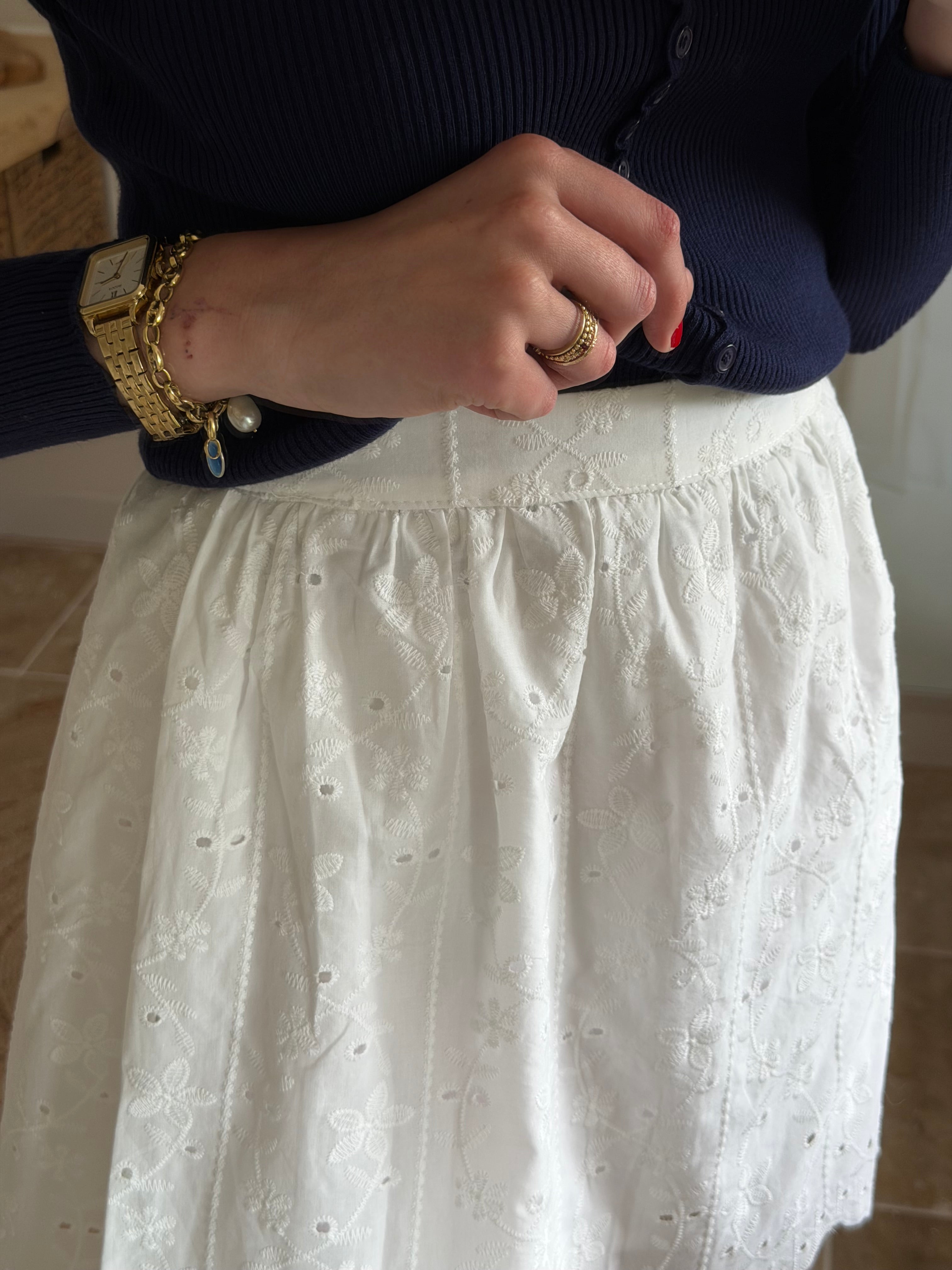 Jupe courte en broderie anglaise – Taille élastiquée et finition festonnée