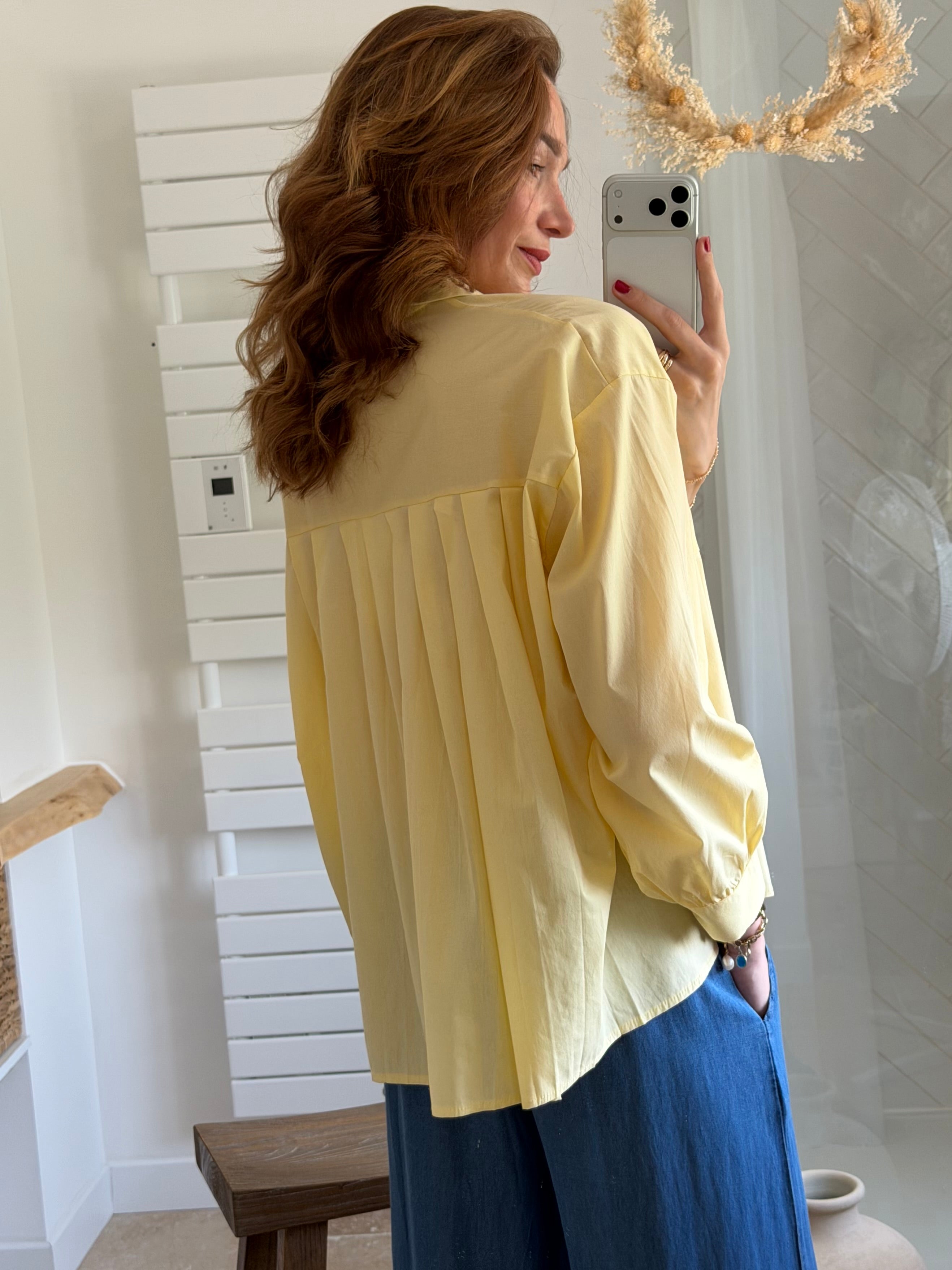 Chemise en coton détail plissé dans le dos.