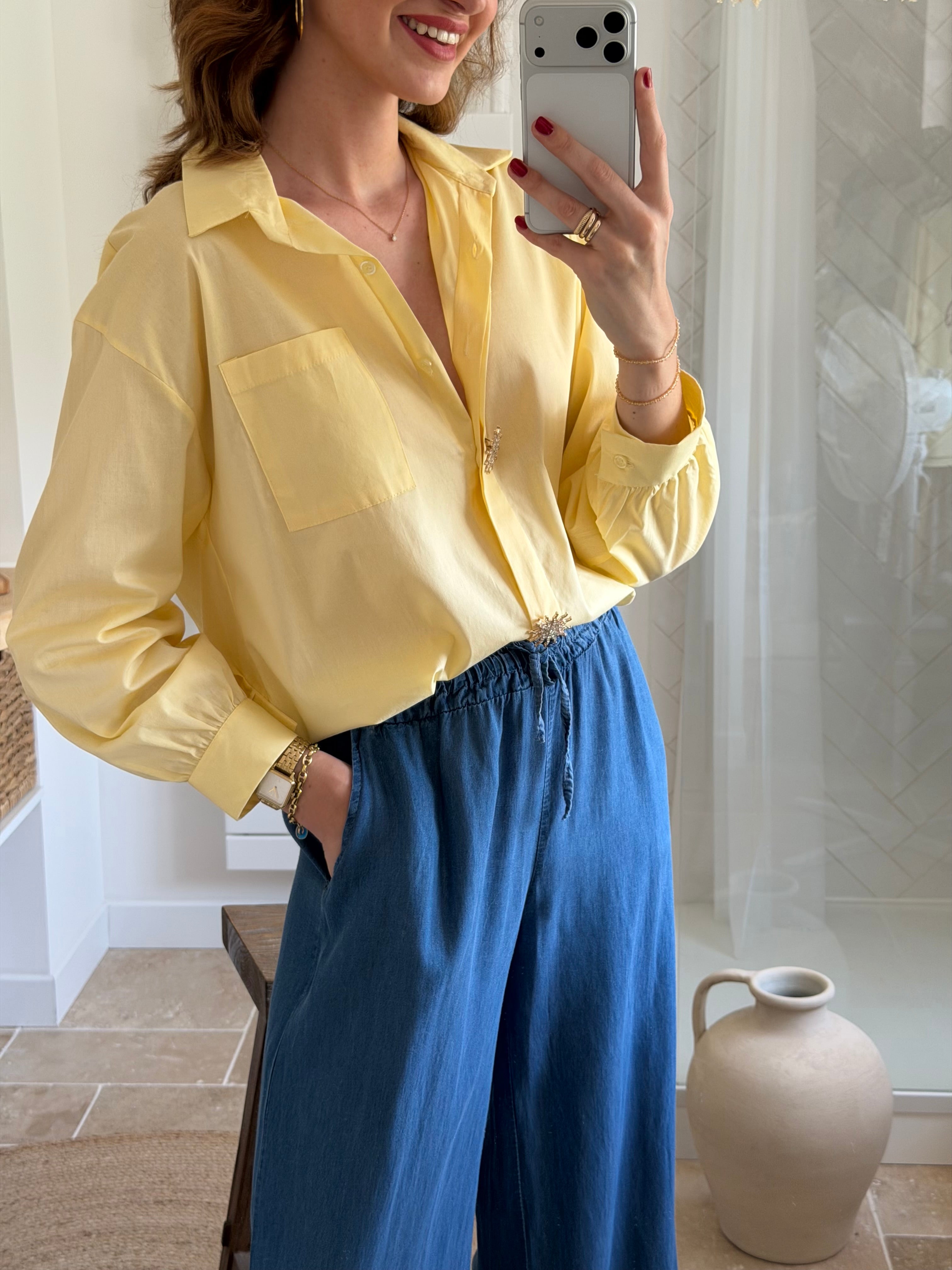 Chemise en coton détail plissé dans le dos.