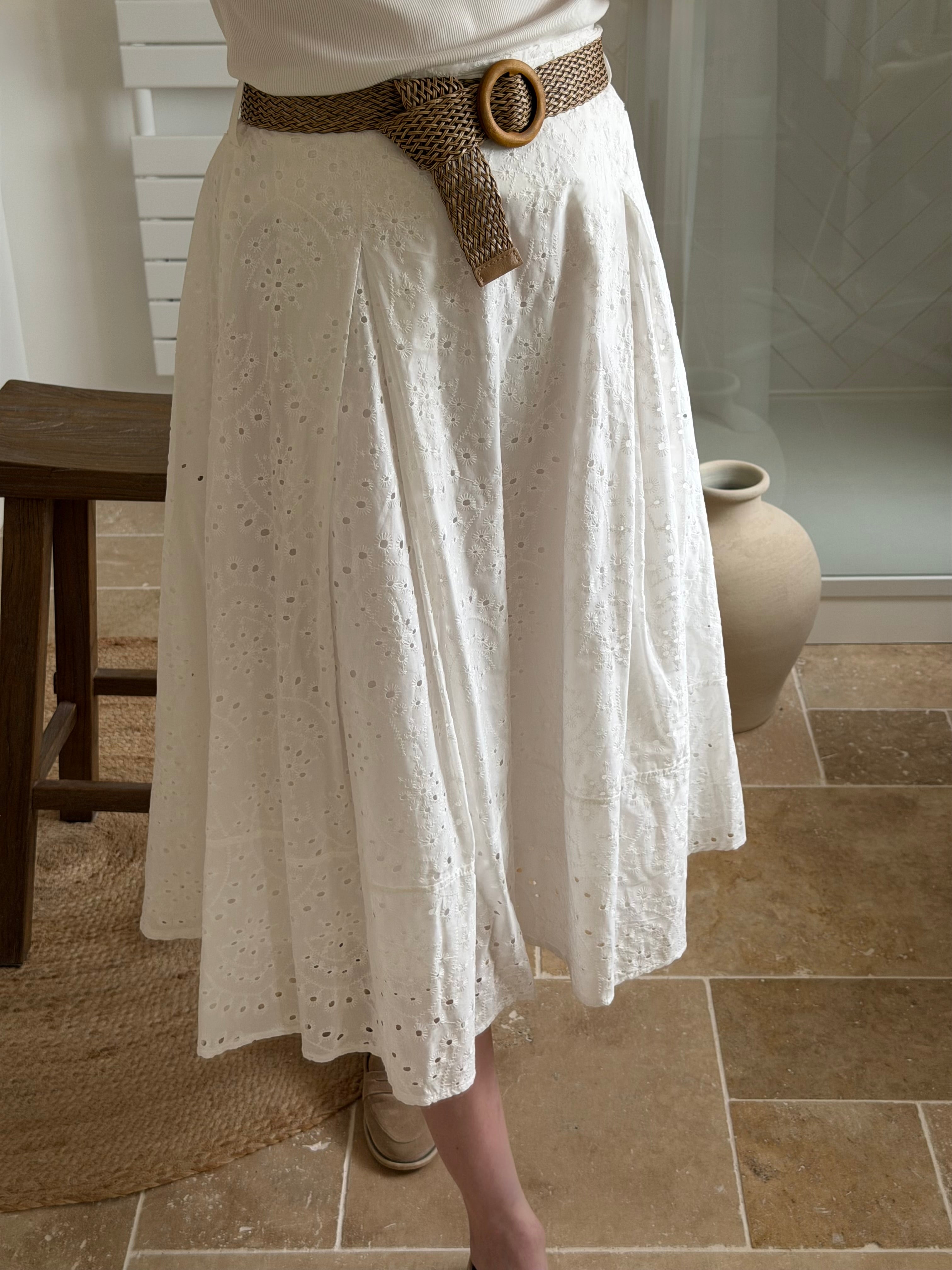 Jupe midi en broderie anglaise taille